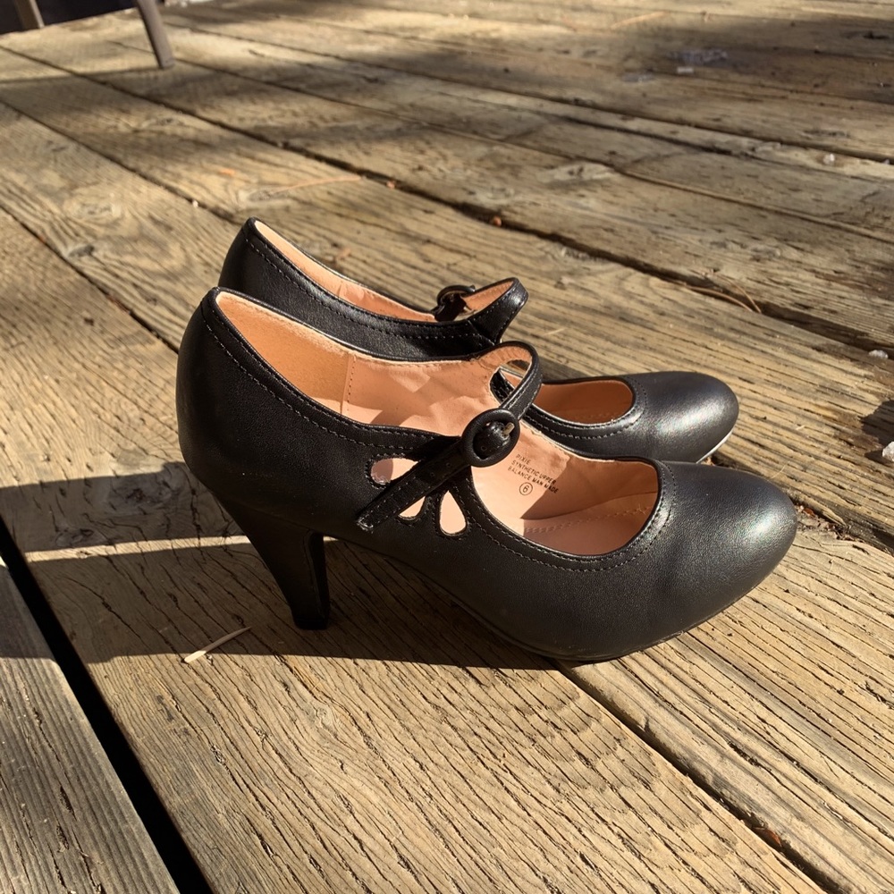 Black Retro High-Heel